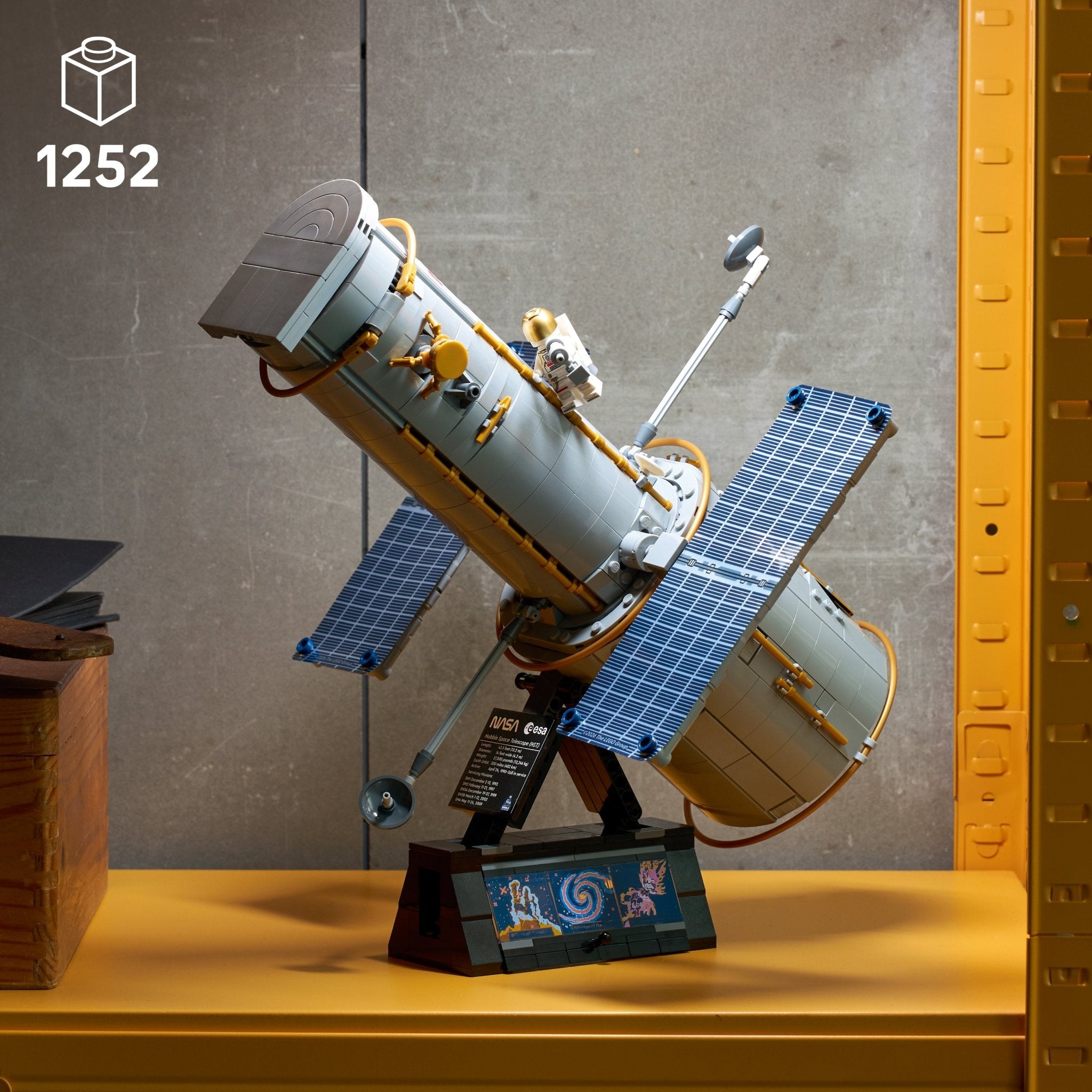 LEGO® Icons Hubble Space Telescope 11382 Scale - Image 5