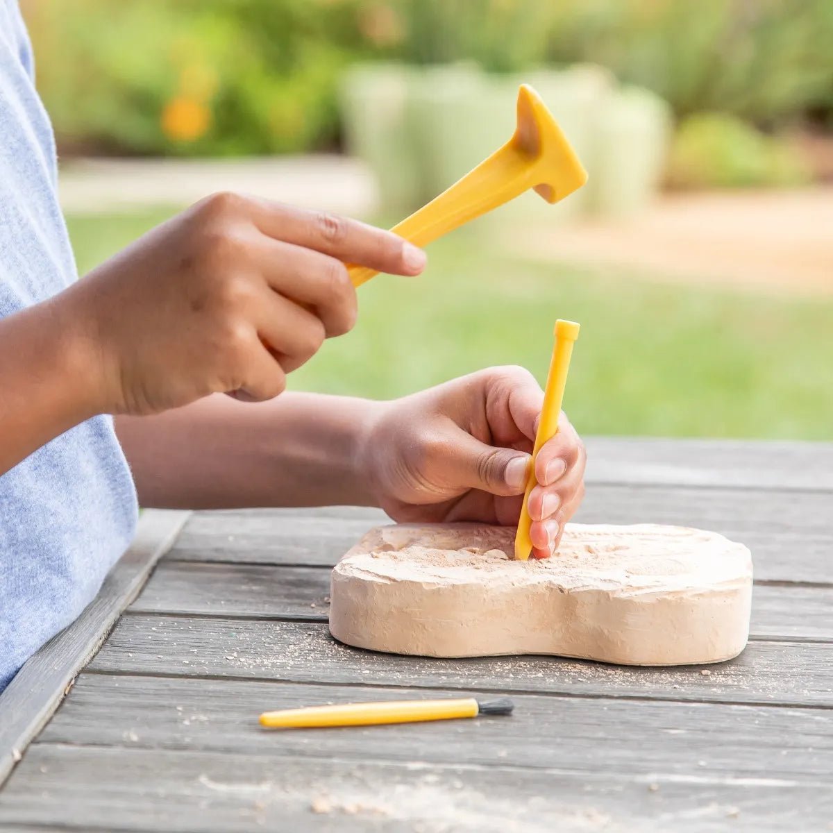 Educational Insights GeoSafari® Fossil Excavation Kit Brush - Image 6